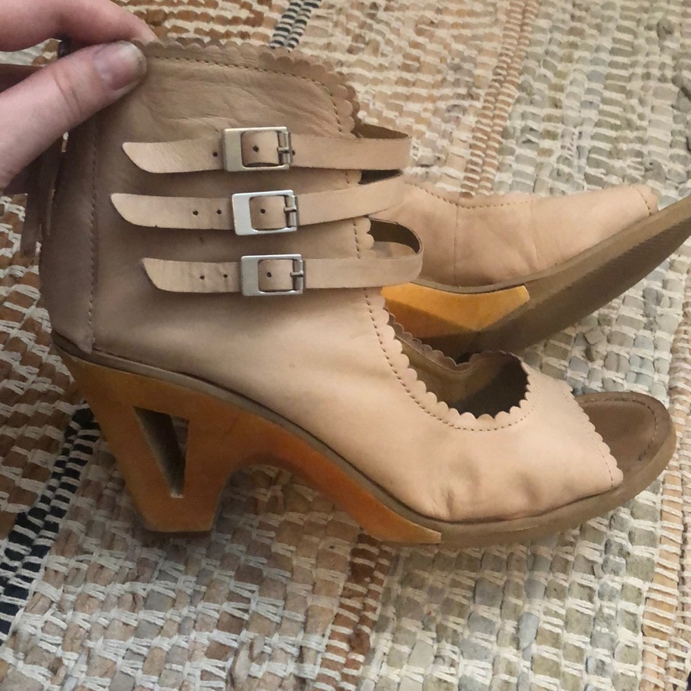 Artsy Latigo heels